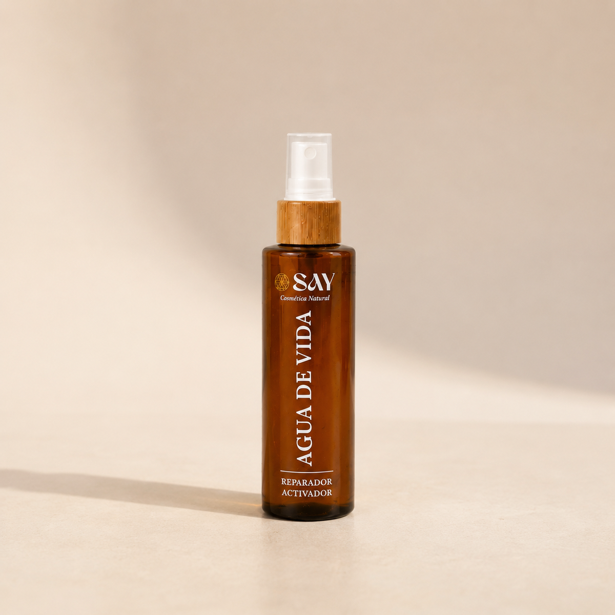 Agua de Vida Reparador Activador de SAY Cosmética Natural sobre fondo neutro