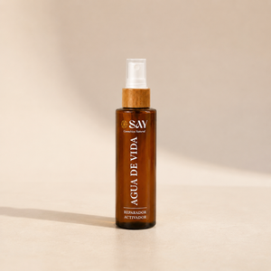 Agua de Vida Reparador Activador de SAY Cosmética Natural sobre fondo neutro