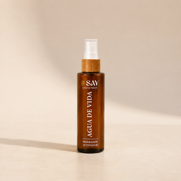 Agua de Vida Reparador Activador de SAY Cosmética Natural sobre fondo neutro