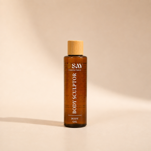 Body Sculptor Body Oil de SAY Cosmética Natural sobre fondo neutro
