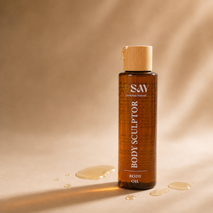 Body Sculptor de SAY, aceite corporal en frasco ámbar con tapón de bambú y gotas de aceite