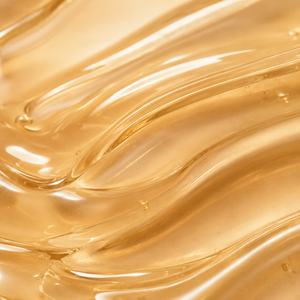 Detalle macro de la textura oleosa dorada del aceite Body Sculptor