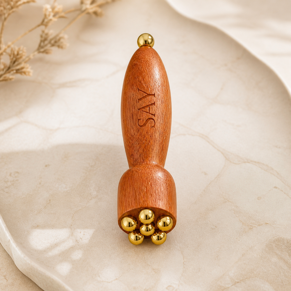 Gua Sha Contorno de Ojos SAY de madera con esferas doradas