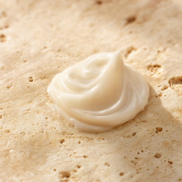 Textura en crema de Vital Eye Cream sobre piedra travertino