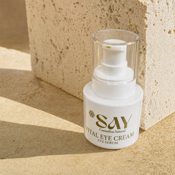 Detalle del frasco de Vital Eye Cream contra un bloque de travertino