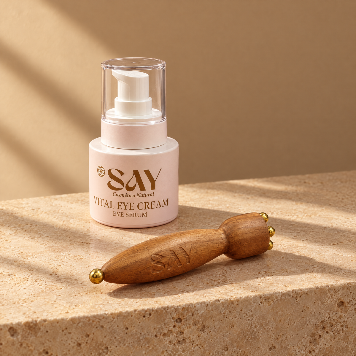 Vital Eye Cream con el Gua Sha de contorno de ojos sobre piedra travertino