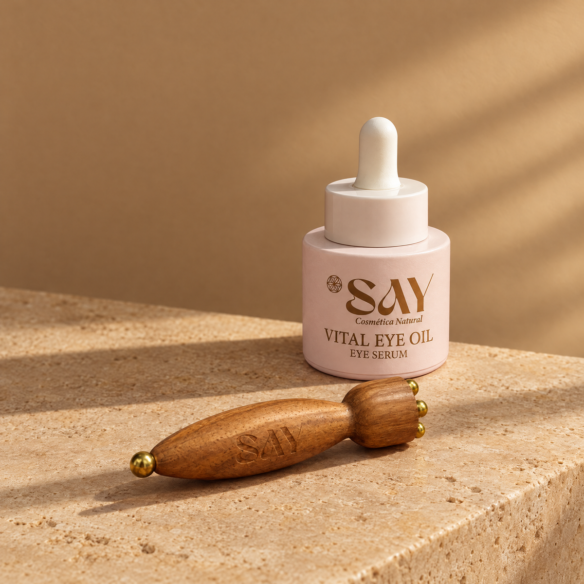 Vital Eye Oil con el Gua Sha de contorno de ojos sobre piedra travertino