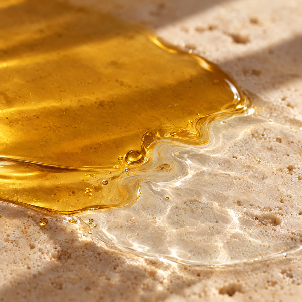 Textura bifásica de los aceites de masaje OSEO sobre piedra