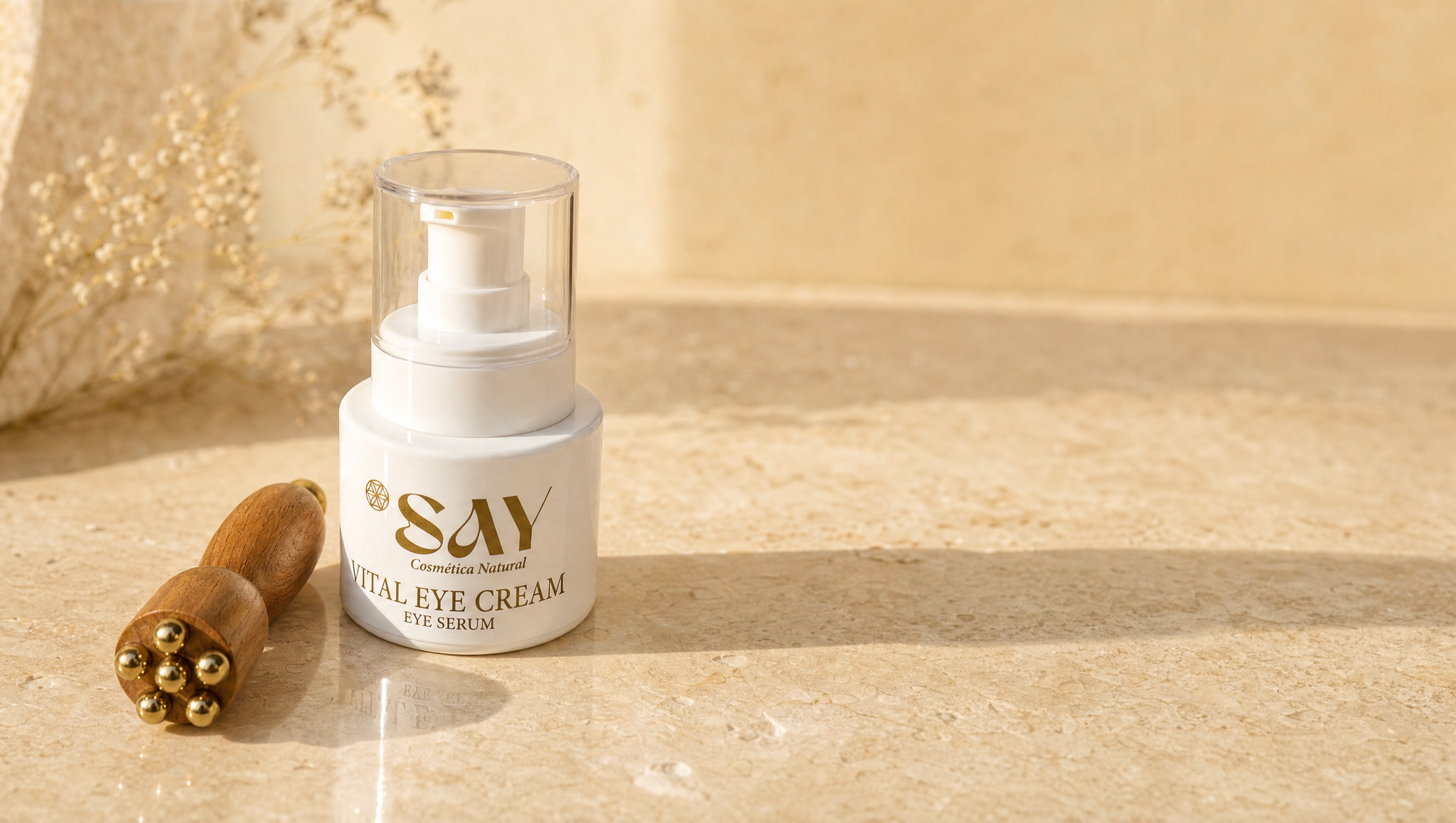 Vital Eye Cream junto al Gua Sha sobre piedra travertino con luz de mañana