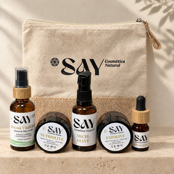 Set Descubrimiento Olive de SAY Cosmética Natural: Bruma Vital Olive, Nutriolive, Micel Olive, Exfolive y Sérum Olive en formato mini con neceser de algodón y yute