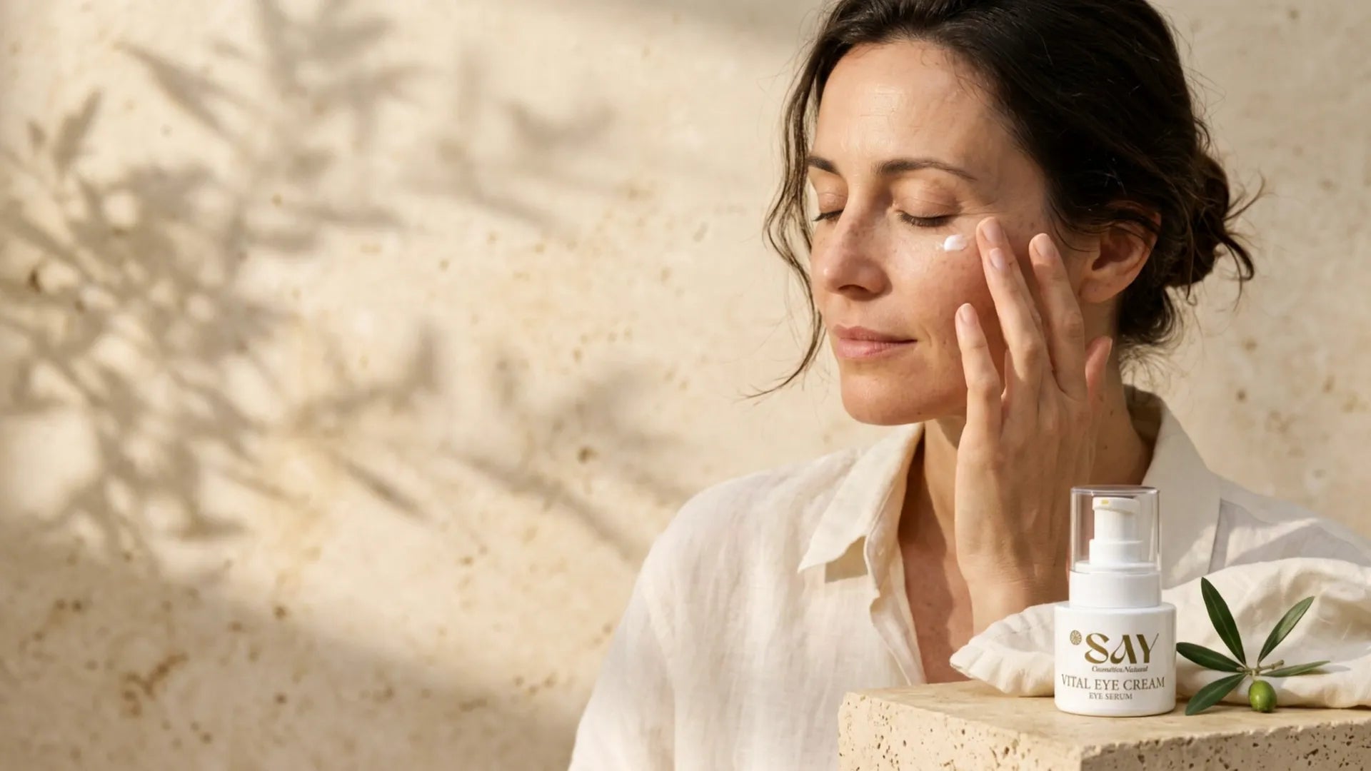 Mujer aplicando Vital Eye Cream de SAY en el contorno de ojos